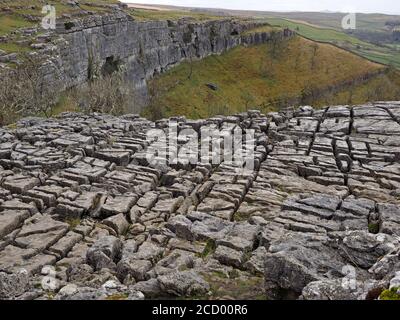 Modello creato dai famosi clint & grykes di pavimentazione calcarea sopra Malham Cove, Yorkshire Dales National Park North Yorkshire, Inghilterra, Regno Unito Foto Stock