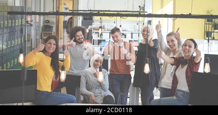 il team d'affari festeggia e si diverte al moderno coworking open ufficio spaziale Foto Stock