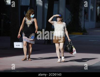 , Miami, FL - 20200724 persone sono viste a piedi oltre l'Apple Store chiuso su Lincoln Road come Miami Dade County è presidiato un coprifuoco giornaliero dalle 10 alle 6 del mattino, così come la Florida ha riferito più di 4,777 nuovi casi COVID-19 Venerdì, E 385,091 casi totali nello stato della Florida -IMMAGINE: Vista generale (Miami Dade County) -FOTO di: INSTARimages.com questa è un'immagine editoriale, gestita dai diritti. Si prega di contattare Instar Images LLC per informazioni sui diritti e sulle tariffe di licenza all'indirizzo sales@instarimages.com o chiamare il numero +1 212 414 0207 questa immagine non può essere pubblicata in alcun modo, o potrebbe essere considerata Foto Stock