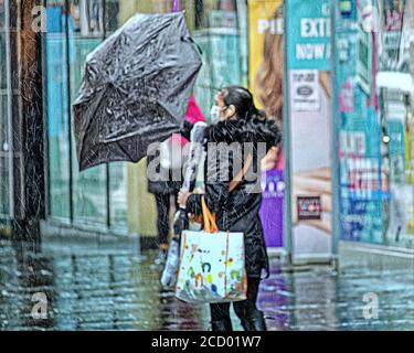 Glasgow, Scozia, Regno Unito 25 agosto 2020: Regno Unito Meteo: Tempesta Francesco ha cominciato a soffiare in quanto pioggia e vento hanno colpito la gente del posto e i turisti nel centro della città. Credit: Gerard Ferry/Alamy Live News Foto Stock