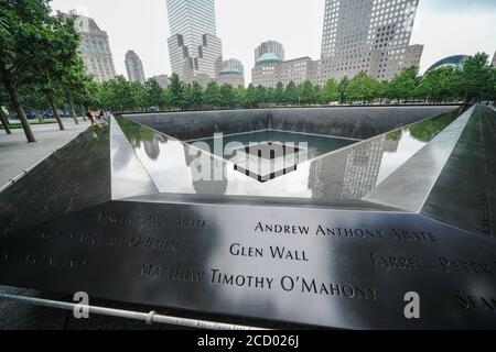 -New York, NY - 20200724-persone sono viste pagare i loro omaggi a 9/11 Memorial mentre New York City entra nella fase 4 della riapertura a seguito delle restrizioni imposte per rallentare la diffusione del coronavirus il 23 luglio 2020 a New York City. La quarta fase consente di praticare arte e intrattenimento all'aperto, eventi sportivi senza tifosi e produzioni multimediali. -PICTURED: General View (NYC Phase 4 Reopening) -PHOTO by: JOHN NACION/startraksphoto.com questa è un'immagine editoriale gestita dai diritti. Si prega di contattare Startraks Photo per informazioni sui diritti e sulle tariffe di licenza all'indirizzo sales@startraksphoto.com o chiamare il numero +1 212 414 9464 per questo Foto Stock