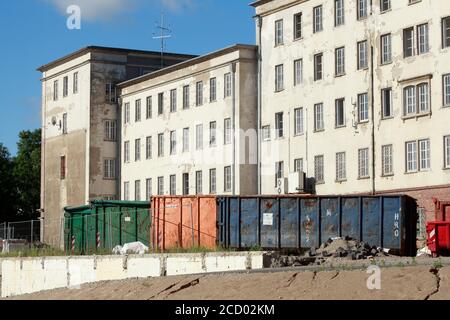 Contenitore per rifiuti di costruzione in un cantiere di fronte ad una casa dilapidata, Rostock, Meclemburgo-Vorpommern, Germania, Europa Foto Stock