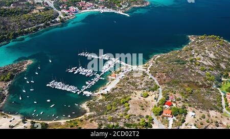 Foto aerea di un bellissimo porto di Ormos Panagias, Sithonia, Halkidiki, Grecia Foto Stock