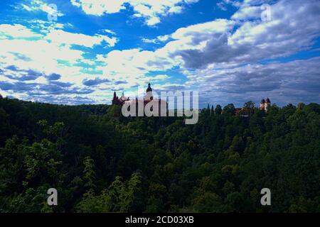 Incantevole paesaggio della foresta polacca sud-occidentale con il vecchio palazzo sopra Foto Stock
