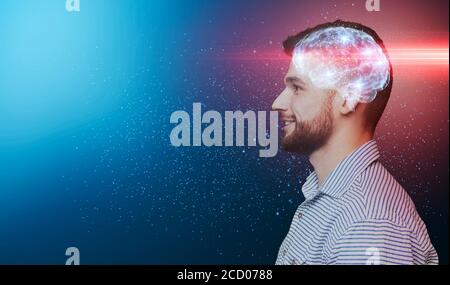 Ritratto in vista laterale di un uomo millenario sorridente con cervello brillante Foto Stock