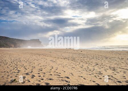 Mare inquieto a North Beach della famosa Nazare, Portogallo centrale Foto Stock