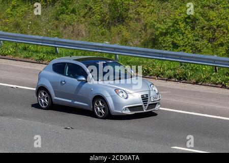 Alfa Romeo Mito distintivo M-Air TB; veicoli veicolari in movimento, automobili che guidano veicoli su strade del Regno Unito, motori, motori sulla rete autostradale M6. Foto Stock