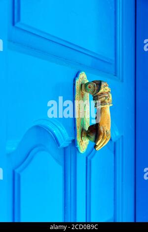 Tradizionale porta blu vivida nell'isola di Santorini, Grecia Foto Stock