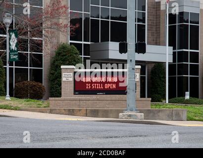 Heber Springs, Arkansas. Le aziende vicine includono un cinema, una banca e una chiesa a causa della pandemia del coronavirus. 20 marzo 2020. @ Veronica Bruno / Alamy Foto Stock