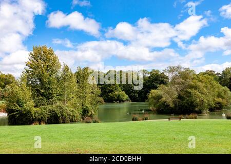 Northampton, Regno Unito, Meteo. 25 agosto 2020. Abington Park, una pausa intorno a mezzogiorno dalla notte pesante e la pioggia mattutina la previsione è che pioverà di nuovo questo pomeriggio. Credit: Keith J Smith./Alamy Live News Foto Stock