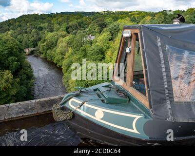 Una narrowboat che attraversa l'acquedotto di Pontcysyllte sul canale di Llangollen Vicino al villaggio di Cefn-mawr nel Galles del Nord Regno Unito Foto Stock