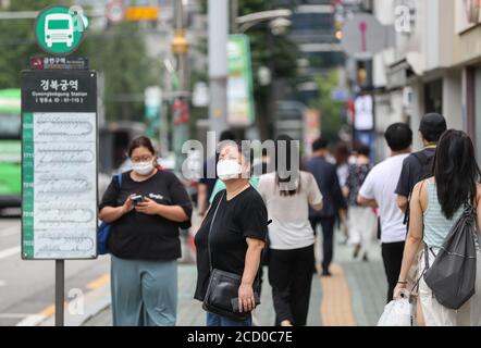 Seoul, Corea del Sud. 25 Agosto 2020. Una donna che indossa una maschera attende l'autobus a Seoul, Corea del Sud, 25 agosto 2020. La Corea del Sud ha riportato 280 casi in più di COVID-19 alle ore 0:00 del mattino martedì ora locale rispetto a 24 ore fa, portando il numero totale di infezioni a 17,945. Credit: Wang Jingqiang/Xinhua/Alamy Live News Foto Stock