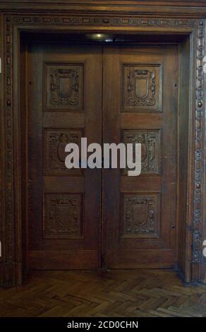 Ricche porte in legno appartenenti ad un'alta classe medievale nobili Foto Stock