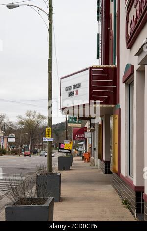 Heber Springs, Arkansas. Le aziende vicine includono un cinema, una banca e una chiesa a causa della pandemia del coronavirus. 20 marzo 2020. @ Veronica Bruno / Alamy Foto Stock