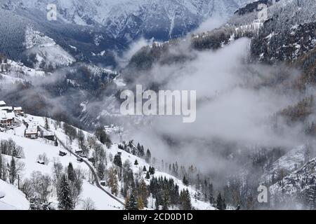 Paesaggio Livinallongo del col di Lana, Dolomiti, Alto Agordino, Bosco innevato Foto Stock