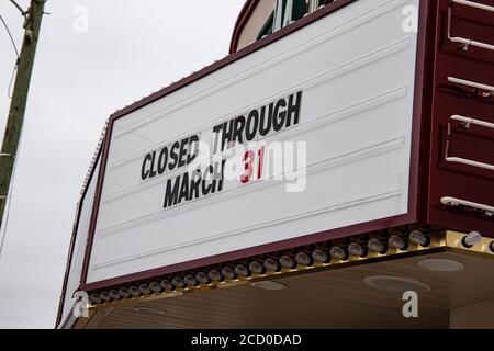 Heber Springs, Arkansas. Le aziende vicine includono un cinema, una banca e una chiesa a causa della pandemia del coronavirus. 20 marzo 2020. @ Veronica Bruno / Alamy Foto Stock