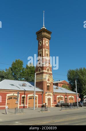 Russia, Irkutsk, 2020 agosto: Torre di osservazione del vecchio fuoco. Monumento storico e culturale. Foto Stock
