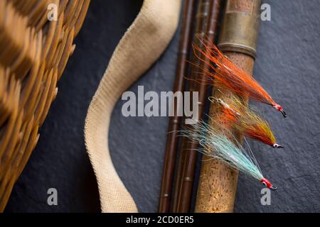 Tre mosche di salmone che erano probabilmente fatte in casa sul manico di sughero di una vecchia canna da pesca della mosca. Da una collezione di attrezzatura da pesca d'epoca. Dorset Engla Foto Stock