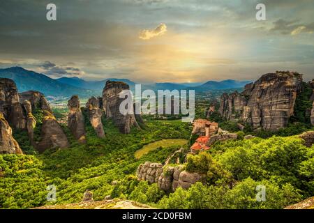 Tramonto vista sul monastero di Moni Agias Varvaras Roussanou e il massiccio spettacolari pinnacoli rocciosi di Meteora, Tessaglia, Grecia Foto Stock