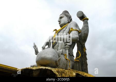 L'effigie mozzafiato di Shiva a Murudeshwar è detta essere la seconda statua più alta di Shiva nel mondo, un famoso centro di pellegrinaggio per gli Indù. Foto Stock