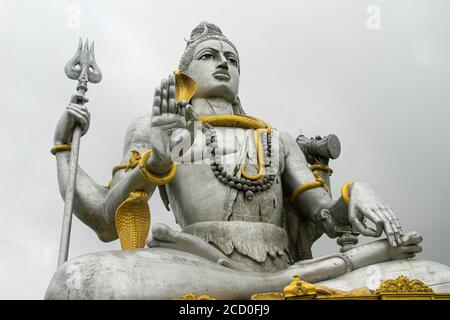 L'effigie mozzafiato di Shiva a Murudeshwar è detta essere la seconda statua più alta di Shiva nel mondo, un famoso centro di pellegrinaggio per gli Indù. Foto Stock