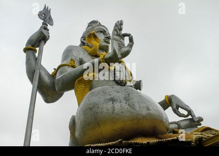 L'effigie mozzafiato di Shiva a Murudeshwar è detta essere la seconda statua più alta di Shiva nel mondo, un famoso centro di pellegrinaggio per gli Indù. Foto Stock