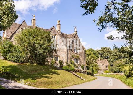 Una vecchia casa in pietra nel villaggio di Cotswold di Calmsden Gloucestershire Regno Unito Foto Stock