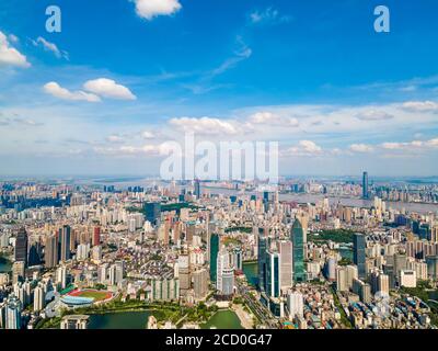 Vista aerea dello skyline di Wuhan e del fiume Yangtze con grattacieli superalti in costruzione a Wuhan Hubei Cina. Foto Stock