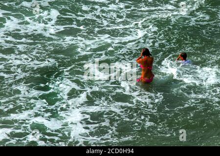 Turisti godendo di mare e surf attività in vacanza in Kovalam luna di miele spiaggia Kerala India, le migliori spiagge del mondo Foto Stock