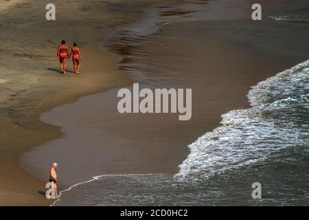 Turisti godendo di mare e surf attività in vacanza in Kovalam luna di miele spiaggia Kerala India, le migliori spiagge del mondo Foto Stock