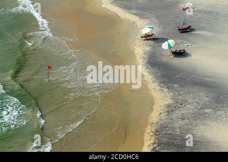 Turisti godendo di mare e surf attività in vacanza in Kovalam luna di miele spiaggia Kerala India, le migliori spiagge del mondo Foto Stock