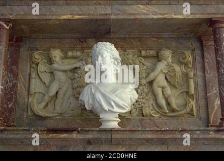 Una bella statua decorativa e sfondo in pietra inciso Foto Stock