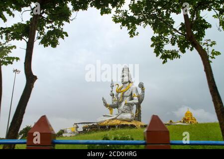 L'effigie mozzafiato di Shiva a Murudeshwar è detta essere la seconda statua più alta di Shiva nel mondo, un famoso centro di pellegrinaggio per gli Indù. Foto Stock