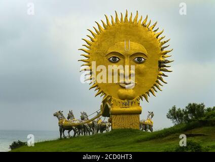 L'effigie mozzafiato di Shiva a Murudeshwar è detta essere la seconda statua più alta di Shiva nel mondo, un famoso centro di pellegrinaggio per gli Indù. Foto Stock