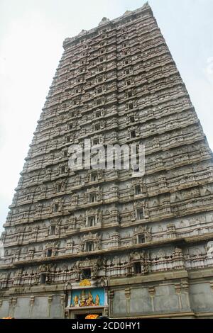 L'effigie mozzafiato di Shiva a Murudeshwar è detta essere la seconda statua più alta di Shiva nel mondo, un famoso centro di pellegrinaggio per gli Indù. Foto Stock