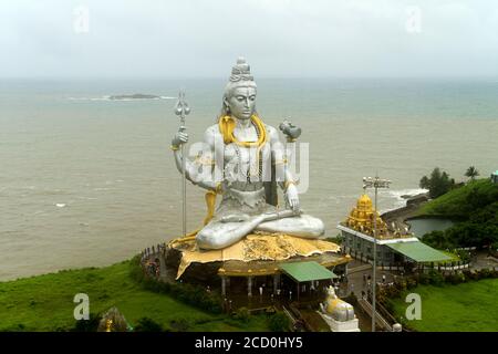 L'effigie mozzafiato di Shiva a Murudeshwar è detta essere la seconda statua più alta di Shiva nel mondo, un famoso centro di pellegrinaggio per gli Indù. Foto Stock