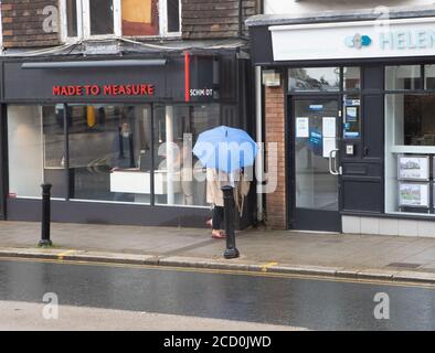 Sevenoaks, Kent, 25 agosto 2020, gente fuori e circa a Sevenoaks, Kent, mentre Storm Francis colpisce il Regno Unito con i venti alti e la pioggia pesante. La previsione è per gli intervalli di sole 19C con venti forti. Questa è la seconda tempesta atlantica che ha colpito il Regno Unito in una settimana. Credit: Keith Larby/Alamy Live News Foto Stock