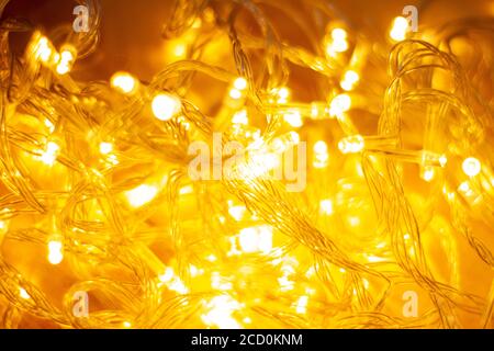 Lampade da terra gialle fuori fuoco. Sfondo astrazione Foto Stock