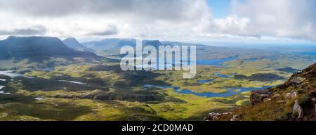 La montagna di Suilven, Assynt, Scozia, la vista dalla montagna di Suilven guardando a sud-ovest attraverso Assynt Foto Stock