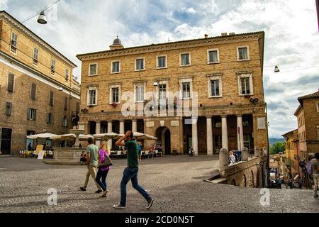 15/09/13, Urbino, Italia - gente che attraversa una piazza a Urbino, Italyi Foto Stock