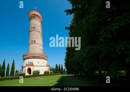 Italia, Lombardia, Desenzano del Garda, Torre Monumentale di San Martino della Battaglia vicino al Lago di Garda Foto Stock