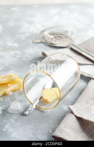 Primo piano di ingredienti sani per zenzero, limone e tè al miele su una pietra, richiamo naturale per il sistema immunitario Foto Stock