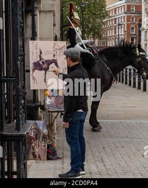 Londra 25 agosto 2020 Rob PointOn a Plein Air Artist dipinge i soldati montati alla Horse Guards Parade. Spera che le foto vengano appese al Museo delle Guardie a Cavallo. Credit: Ian Davidson/Alamy Live News Foto Stock