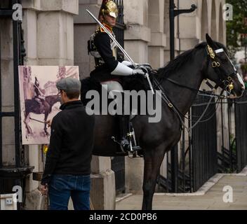 Londra 25 agosto 2020 Rob PointOn a Plein Air Artist dipinge i soldati montati alla Horse Guards Parade. Spera che le foto vengano appese al Museo delle Guardie a Cavallo. Credit: Ian Davidson/Alamy Live News Foto Stock