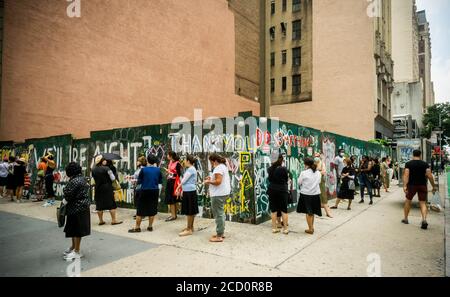 Gli acquirenti più esigenti si allineano al di fuori del negozio Sample sale 260 di New York mercoledì 12 agosto 2020 per acquistare abiti e accessori di design Oscar De la Renta molto ridotti. Il negozio ha riaperto oggi con appuntamenti in-store, ma i walk-in sono stati accolti con favore. (© Richard B. Levine) Foto Stock