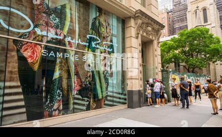 Gli acquirenti più esigenti si allineano al di fuori del negozio Sample sale 260 di New York mercoledì 12 agosto 2020 per acquistare abiti e accessori di design Oscar De la Renta molto ridotti. Il negozio ha riaperto oggi con appuntamenti in-store, ma i walk-in sono stati accolti con favore. (© Richard B. Levine) Foto Stock