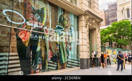 Gli acquirenti più esigenti si allineano al di fuori del negozio Sample sale 260 di New York mercoledì 12 agosto 2020 per acquistare abiti e accessori di design Oscar De la Renta molto ridotti. Il negozio ha riaperto oggi con appuntamenti in-store, ma i walk-in sono stati accolti con favore. (© Richard B. Levine) Foto Stock