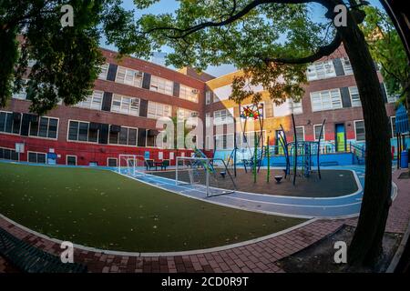 Il parco giochi chiuso di PS33 nel quartiere Chelsea di New York mercoledì 19 agosto 2020. L'UFT e diversi dirigenti scolastici chiedono a New York di non riaprire le scuole secondo il piano esistente delineato dal sindaco e dal cancelliere delle scuole. L’Unione degli insegnanti ha minacciato di colpire se i criteri di sicurezza che hanno proposto non vengono adottati. (© Richard B. Levine) Foto Stock