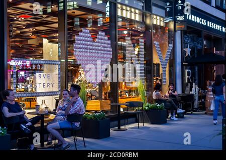 Cena all'aperto presso la Starbucks Reserve Romaestring nel quartiere Chelsea di New York giovedì 20 agosto 2020. Mentre è ora consentito cenare all'aperto, la cena al coperto come parte della fase 3 riapertura a New York City è stata posticipata a causa di problemi di non conformità del coronavirus. (© Richard B. Levine) Foto Stock