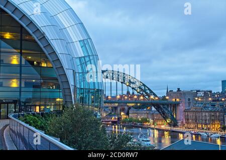 Il simbolo del Tyne Bridge e del Sage Center catturato al tramonto con i sentieri per le luci di Newcastle-Gateshead, Tyne e Wear. Foto Stock